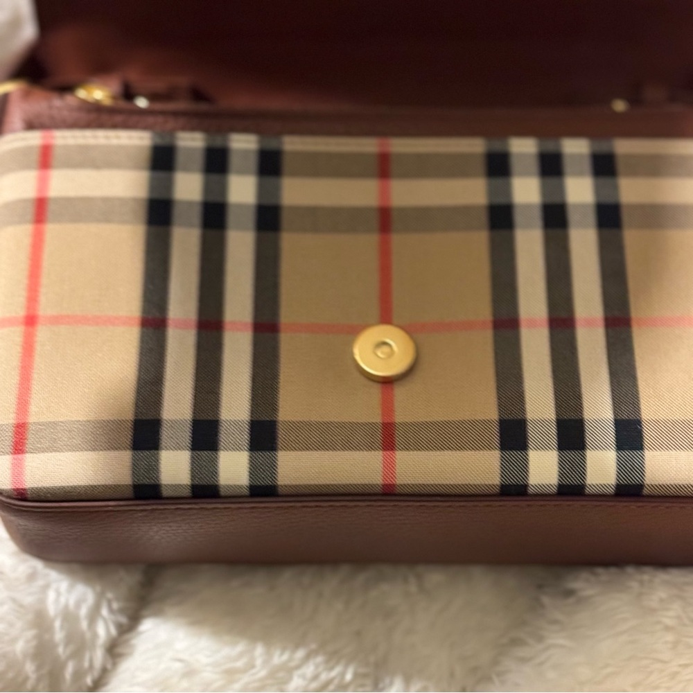 Burberry Hampshire Note Handbag - NWT - Picture 3 of 8
